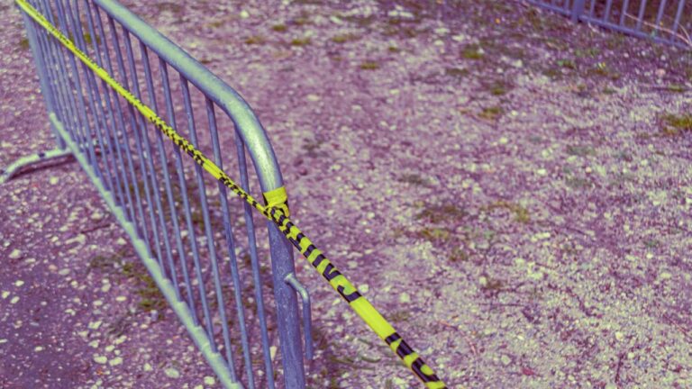 Riscos de não isolar áreas restritas em uma obra
